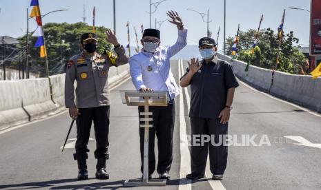 Gubernur Jawa Barat Ridwan Kamil (tengah) bersama Wali Kota Bandung Oded M Danial (kanan) dan Kapolda Jawa Barat Irjen Pol Ahmad Dofiri (kiri) menekan tombol saat meresmikan dua jalan layang (Flyover) di Jalan Pelajar Pejuang, Kota Bandung, Kamis (22/4).