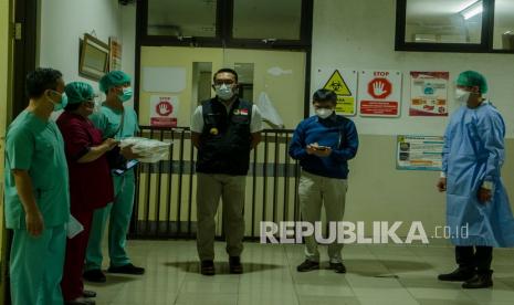 Gubernur Jawa Barat Ridwan Kamil (tengah) didampingi Plt Direktur Pelayanan Medik Keperawatan dan Penunjang Rumah Sakit Dokter Hasan Sadikin (RSHS) Dr.Yana Muhammad Supriatna (kedua kanan) meninjau ruang isolasi Kemuning di RSHS, Bandung, Jawa Barat, Sabtu (12/6/2021). Ridwan Kamil menyatakan tingkat keterisian tempat tidur atau Bed Occupancy Rate (BOR) di keseluruhan Jawa Barat masih dalam tahap terkendali meski mengalami peningkatan mencapai 68 persen dampak arus mudik dan libur lebaran.