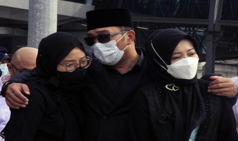 Gubernur Jawa Barat Ridwan Kamil (tengah) memeluk istrinya Atalia Praratya (kanan) dan putrinya Camillia Laetitia Azzahra (kiri) . Hari ini mereka bertolak ke Tanah Suci untuk menunaikan ibadah haji sekaligus melakukan badal haji untuk almarhum Eril. 