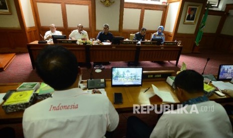 Gubernur Jawa Barat sekaligus Ketua Umum PB PON dan Peparnas 2016 Jabar Ahmad Heryawan (tengah) bersama Wakil Ketua Koni Pusat sekaligus Panwasrah PON Inugroho (kedua kiri) dan Pejabat PB PON mengumumkan hasil tes doping terhadap atlet PON dan Peparnas 201