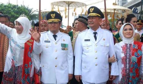 Gubernur Jawa Barat terpilih Ahmad Heryawan (kedua kiri), bersama wakilnya Deddy Mizwar (kedua kanan), didampingi istri menyapa warga sebelum mengikuti upacara pelantikan di Gedung Merdeka, Bandung, Kamis (13/6).