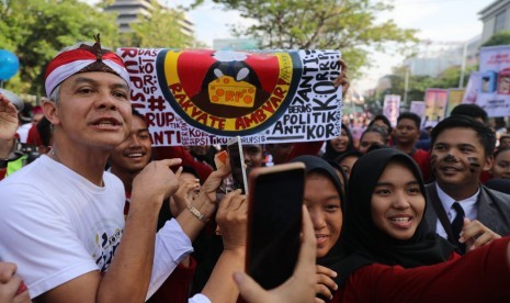 Gubernur Jawa Tengah, Ganjar Pranowo berada di tengah- tengah pelajar, saat memimpin aksi menyuarakan antikorupsi di tengah aktifitas Car Free Day (CFD), di kawasan Simpanglima, Kota Semarang, Ahad (8/12). Aksi ini digelar untuk menyambut Hari Antikorupsi Sedunia (Hakordia) 2019.