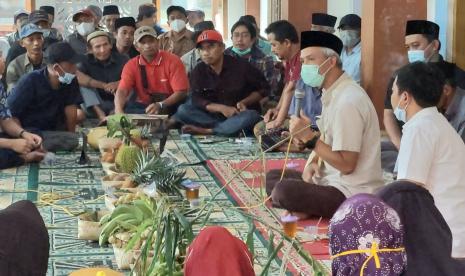 Gubernur Jawa Tengah, Ganjar Pranowo berdialog dengan warga Desa Wadas yang masih menolak (kontra) penambangan batu andesit bagi pembangunan bendungan Wadas, di Masjid Nurul Huda, Desa Wadas, Kecamatan Bener, Kabupaten Purworejo, Ahad (13/2). 