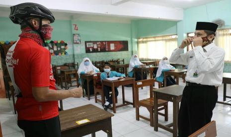 Gubernur Jawa Tengah, Ganjar Pranowo (berjersey sepeda) saat memantau pelaksanaan uji coba PTM di MTs Negeri 1 Kota Semarang, Selasa (6/4). Gubernur ingatkan SOP pencegahan di luar lingkungan sekolah juga harus dipastikan untuk mendukung keamanan uji coba PTM di sekolah.