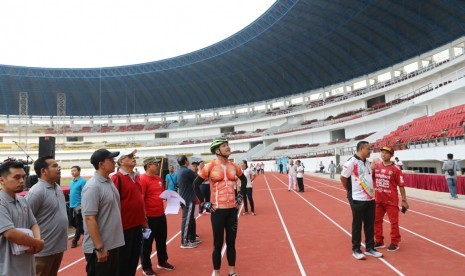 Gubernur Jawa Tengah, Ganjar Pranowo (berkostum olahraga bersepeda) melihat proses pekerjaan tahap IV stadion Jatidiri, Semarang, Jumat (13/12). Menurut Ganjar, Stadion Jatidiri bakal menjadi stadion termegah di tanah air setelah SUGBK dan stadion Jakabaring.