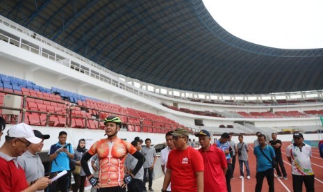 Gubernur Jawa Tengah, Ganjar Pranowo (berkostum olahraga bersepeda) melihat proses pekerjaan tahap IV stadion Jatidiri, Semarang, Jumat (13/12). Menurut Ganjar, Stadion Jatidiri bakal menjadi stadion termegah di tanah air setelah SUGBK dan stadion Jakabaring.