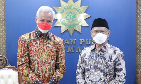 Gubernur Jawa Tengah, Ganjar Pranowo bersama dengan Ketua Umum (Ketum) Pengurus Pusat Muhammadiyah (PP Muhammadiyah), Prof Dr KH Haedar Nashir MSi, saat bersilaturrahim di Yogyakarta, Kamis (5/5).