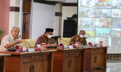 Gubernur Jawa Tengah, Ganjar Pranowo bersama dengan Wakil Gubernur Jawa Tengah, Taj yasin Maimoen saat mengikuti acara Rapat Evaluasi Desa Dampingan 2020, yang digelar di Gedung Gradhika Bhakti Praja Provinsi Jawa Tengah, di Semarang. Selasa (2/3). Dalam kesempatan ini gubernur juga meluncurkan aplikasi Sistem Laporan Online (SILAP)-CSR guna mengakslerasi pengentasan desa miskin yang terdampak Covid-19.