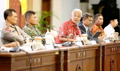   Gubernur Jawa Tengah, Ganjar Pranowo, dalam Rapat Koordinasi Menyambut Idul Fitri 1444 Hijriyah, di Gedung Gradhika Bhakti Praja, Jumat (31/3).