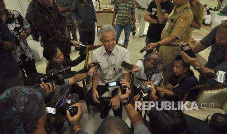 Gubernur Jawa Tengah, Ganjar Pranowo dalam sesi wawancara di rumah dinas Puri Gedeh, Semarang, Jawa Tengah, Senin (8/1).