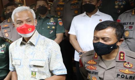 Gubernur Jawa Tengah, Ganjar Pranowo dan Kapolda Jawa Tengah, Irjen Pol Ahmad Luthfi saat menjelaskan langkah antidipasi pencegahan penyakit mulut dan kuku (PMK) pada hewan ternak, di Semarang, Rabu (11/5).