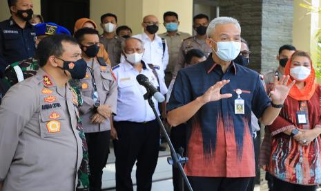 Gubernur Jawa Tengah, Ganjar Pranowo didampingi Kapolda Jawa Tengah, Irjen Pol Ahmad Luthfi (kiri) dan Wakil Wali Kota Semarang, Hevearita Gunaryanti Rahayu (kanan) saat memberikan keterangan pers usai menghadiri peluncuran Electronic Traffic Law Enforcement (ETLE) secara Nasional tahap 1 di Gedung Borobudur, kompleks Mapolda Jawa Tengah, Selasa (23/3).