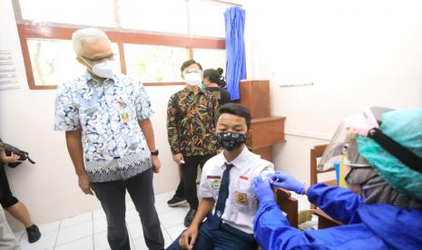 Gubernur Jawa Tengah, Ganjar Pranowo, didampingi Wali Kota Solo, Gibran Rakabuming Raka meninjau langsung pelaksanaan vaksinasi Covid-19 bagi pelajar berusia 12-17 tahun di SMA Negeri 3 Solo, Rabu (4/8). 