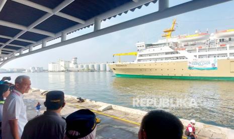 Gubernur Jawa Tengah, Ganjar Pranowo (hem putih) menyambut kedatangan KM Dobonsolo di terminal penumpang Pelabuhan Tanjung Emas Semarang, Ahad (16/4). Kapal Pelni ini mengangkut ribuan pemudik dan lebih dari 400 sepeda motor sepeda motor peserta gelombang I mudik gratis Kemenhub dari Jakarta tujuan ke berbagai daerah di Jawa Tengah.