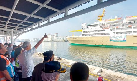  Gubernur Jawa Tengah, Ganjar Pranowo (hem putih), menyambut kedatangan KM Dobonsolo di terminal penumpang Pelabuhan Tanjung Emas Semarang, Ahad (16/4). Kapal Pelni ini mengangkut ribuan pemudik dan lebih dari 400 sepeda motor sepeda motor peserta gelombang I mudik gratis Kemenhub dari Jakarta tujuan ke berbagai daerah di Jawa Tengah.