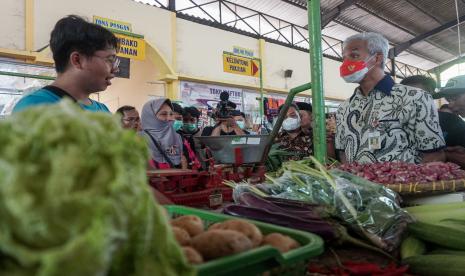 Gubernur Jawa Tengah Ganjar Pranowo (kanan)