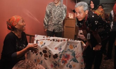 Gubernur Jawa Tengah Ganjar Pranowo (kanan) berdialog dengan perajin di salah satu pabrik batik di Kelurahan Poncol, Pekalongan, Jawa Tengah, Rabu (23/9).