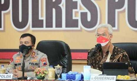 Gubernur Jawa Tengah, Ganjar Pranowo (kanan) didampingi Kapolda Jawa Tengah, Irjen Pol Ahmad Luthfi saat menggelar konferensi pers terkait insiden gesekan warga Wadas, di mapolres Purworejo, Jawa Tengah, Rabu (9/2).