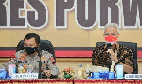 Gubernur Jawa Tengah, Ganjar Pranowo (kanan) didampingi Kapolda Jawa Tengah, Irjen Pol Ahmad Luthfi saat menggelar konferensi pers terkait insiden gesekan warga Wadas, di mapolres Purworejo, Jawa Tengah, Rabu (9/2).