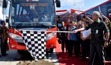 Armada Bus Rapid Transit (BRT) Transjateng bakal melayani rute Semarang-Grobogan (Terminal Penggaron-Terminal Gubug) pada Oktober 2021. (Foto: Gubernur Jawa Tengah Ganjar Pranowo (kanan) meluncurkan BRT Transjateng, dokumentasi)