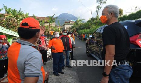 Gubernur Jawa Tengah Ganjar Pranowo (kanan) memantau aktivitas Gunung Merapi di Dukuh Sumber, Klakah, Selo, Boyolali, Jawa Tengah, Jumat (6/11/2020). Selain memantau aktivitas Gunung Merapi, Ganjar Pranowo juga mengimbau kepada masyarakat yang tinggal di Kawasan Rawan Bencana (KRB) III Merapi untuk tetap tenang serta siap jika ada perintah untuk evakuasi. 