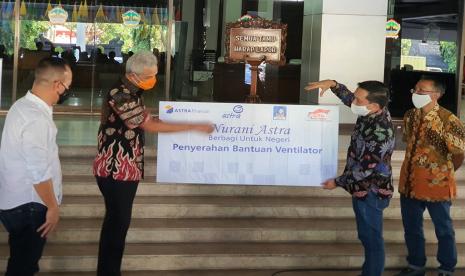 Gubernur Jawa Tengah Ganjar Pranowo (kedua kiri) menerima secara simbolis bantuan Nurani Astra berupa lima ventilator yang diserahkan oleh Koordinator Wilayah Astra Financial Jawa Tengah Candra Satria (kedua kanan) dan Ketua Koordinator Grup Astra Wilayah Semarang Paulus C. Wijanarko (kanan) di Kantor Gubernur Jawa Tengah, Semarang (9/9).