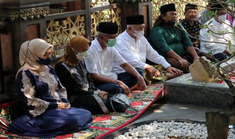 Gubernur Jawa Tengah Ganjar Pranowo (ketiga kiri) didampingi Pengasuh Ponpes Tebuireng KH Abdul Hakim Mahfudz (keempat kiri) berziarah ke makam Presiden keempat KH Abdurrahman Wahid atau Gus Dur serta pendiri Nahdlatul Ulama (NU) KH Hasyim Asyaari di komplek pemakaman Pondok Pesantren Tebuireng, Kabupaten Jombang, Jawa Timur, Ahad (17/4/2022). Ziarah tersebut dilakukan Ganjar sebagai upaya menapak tilasi perjuangan para ulama serta bersilaturahmi dengan pengasuh dan keluarga besar Pesantren Tebuireng.