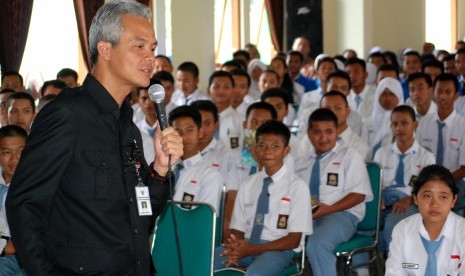 Gubernur Jawa Tengah Ganjar Pranowo (kiri) 