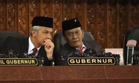 Ketua DPRD Provinsi Jawa Tengah Bambang Kusriyanto (kanan)