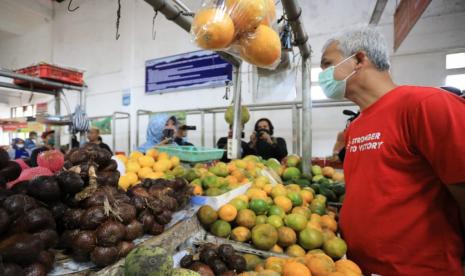 Gubernur Jawa Tengah Ganjar Pranowo melakukan pengecekan harga bahan pokok di pasar Purwokerto, Senin (18/7/22). 