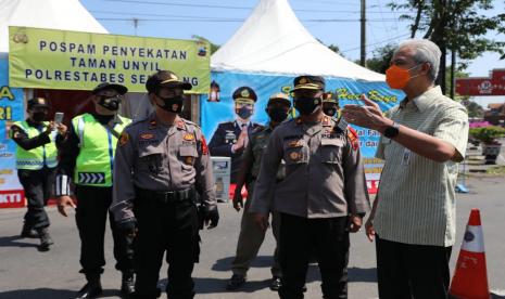 Gubernur Jawa Tengah, Ganjar Pranowo melakukan peninjauan posko penyekatan pemudik Polrestabes Semarang, di perbatasan Kota Semarang dengan Kabupaten Semarang di kawasan Taman Unyil, Ungaraan, Kabupaten Semarang, Selasa (11/5).