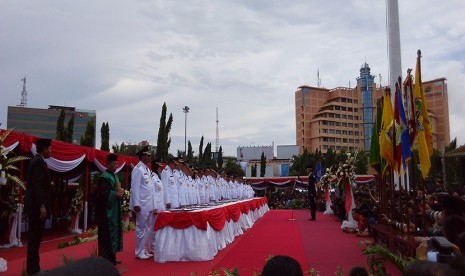 Gubernur Jawa Tengah Ganjar Pranowo melantik 17 pasangan kepala daerah hasil pilkada serentak di lapangan Pancasila, Simpanglima, Kota Semarang, Jawa Tengah, Rabu (17/2)