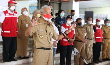 Gubernur Jawa Tengah, Ganjar Pranowo melepas keberangkatan para relawan kebencanaan dan bantuan logistik darurat bencana ke wilayah terdampak erupsi gunung Semeru, di halaman kantor Gubernr Jawa Tengah, di Semarang, Senin (6/12).