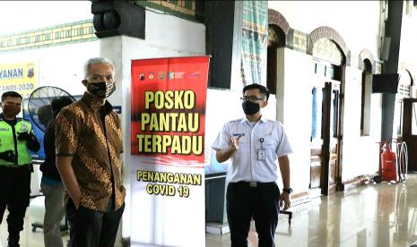 Gubernur Jawa Tengah, Ganjar Pranowo melihat kesiapan protokol kesehatan dan Posko Pencegahan Covid-19, yang disiapkan di lingkungan Stasiun Semarang Tawang, Senin (11/5). Gubernur ingin memastikan protokol kesehatan dan posko pengecekan penumpang benar siap jelang dioperasionalkannya Kereta Api (KA) Luar Biasa, mulai Selasa (12/5) besok.