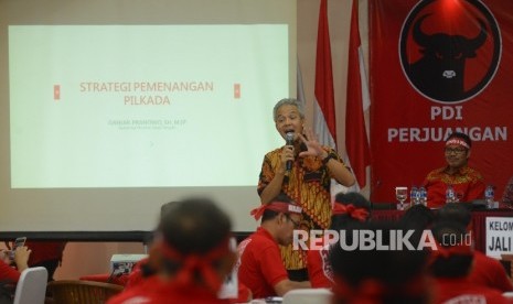 Gubernur Jawa Tengah, Ganjar Pranowo (berdiri) memberikan materi kepada kader PDIP.