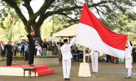 Gubernur Jawa Tengah, Ganjar Pranowo memimpin upacara peringatan Hari Pahlawan, di Dukuh Weru, Desa Temurejo, Kecamatan Blora, Kabupaten Blora, Jawa Tengah, Rabu (10/11). Peringatan Hari Pahlawan kali ini, dilaksanakan secara sederhana di dukuh tempat tokoh perjuangan perempuan Aceh Pocut Meurah Intan di makamkan.