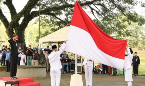 Gubernur Jawa Tengah, Ganjar Pranowo memimpin upacara peringatan Hari Pahlawan, di Dukuh Weru, Desa Temurejo, Kecamatan Blora, Kabupaten Blora, Jawa Tengah, Rabu (10/11). Peringatan Hari Pahlawan kali ini, dilaksanakan secara sederhana di dukuh tempat tokoh perjuangan perempuan Aceh Pocut Meurah Intan di makamkan.