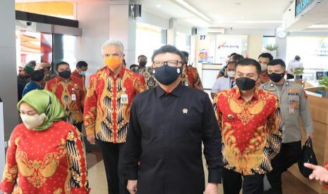 Gubernur Jawa Tengah, Ganjar Pranowo mendampingi Menteri Pemberdayaan Aparatur Negara dan Reformasi Birokrasi (Menpan RB), Tjahjo Kumolo melihat stan pelayanan terpadu, usai meresmikan Mall Pelayanan Publik Kota Salatiga, di Salatiga, Jumat (19/3).