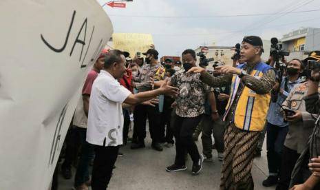 Gubernur Jawa Tengah, Ganjar Pranowo menemui sebagian warga Mranggen yang menyampaikan aspirasi keberatan atas dioperasionalkannya jembatan layang Ganefo, di Kecamatan Mranggen, Kabupaten Demak, Kamis (13/10). Sebagian warga menyampaikan keberatan jika jalan lama di bawah jembatan layang ditutup untuk umum.