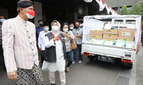 Gubernur Jawa Tengah Ganjar Pranowo menerima bantuan berbagai kebutuhan penanganan Covid-19 secara simbolis dari Dompet Dhuafa, di katornya, kamis (12/8).