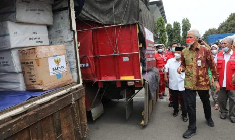 Gubernur Jawa Tengah, Ganjar Pranowo mengecek logistic bantuan logistik yang akan diberangkatkan untuk membantu penanganan darurat gempa bumi di Cianjur, Jawa Barat, di halaman kantor gubernuran, Kota Semarang, Kamis (24/11).