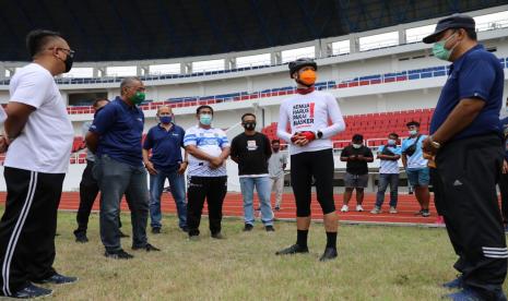 Gubernur Jawa Tengah, Ganjar Pranowo (mengenakan helm bersepeda) saat mendampingi sejumlah pengurus Asprov PSSI Jawa Tengah meninjau berbagai fasilitas Stadion Jatidiri, Semarang, Jumat (8/1).