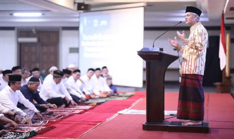 Gubernur Jawa Tengah Ganjar Pranowo, mengikuti pelaksanaan ibadah Tarawih Keliling yang diadakan Badan Amalan Islam (BAI) Jawa Tengah di Gedung Gradhika Bhakti Praja, Kota Semarang pada Kamis (23/3/2023) malam.