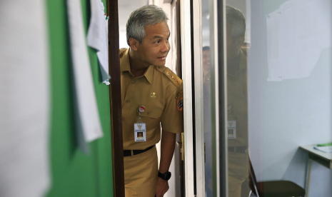 Gubernur Jawa Tengah, Ganjar Pranowo, berkeliling ke sejumlah masjid di Semarang memastikan masjid patuhi protokol kesehatan terkait corona.