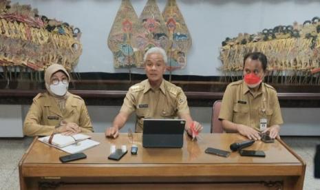 Gubernur Jawa Tengah, Ganjar Pranowo mengumumkan Upah Minimum Provinsi (UMP) Jawa Tengah tahun 2023, dalam keterangan pers di kantor gubernuran, Kota Semarang, Senin (28/11).