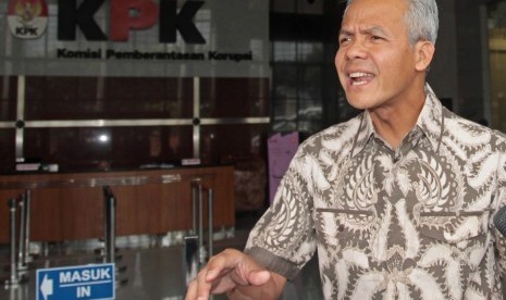 Gubernur Jawa Tengah, Ganjar Pranowo menjawab pertanyaan wartawan saat meninggalkan gedung KPK usai menjalani pemeriksaan di Jakarta, Jumat (10/5/2019). 