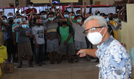 Gubernur Jawa Tengah Ganjar Pranowo menyapa pasien tanpa gejala Covid-19 di tempat isolasi terpusat, GOR Gelarsena, Klaten, Jawa Tengah, Rabu (4/8/2021). Ganjar Pranowo meninjau sarana-prasarana di tempat isolasi terpusat itu mulai dari kesiapan tim medis, tabung oksigen hingga menyapa pasien Covid-19 tanpa gejala.