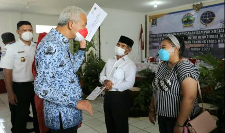 Gubernur Jawa Tengah, Ganjar Pranowo menyerahkan secara simbolis santunan dampak sosial rel kereta api Stasiun Tawang, kepda perwakilan warga, di Kelurahan Tawang Mas, Kecamata Semarang Utara, Kota Semarang, Selasa (17/5).