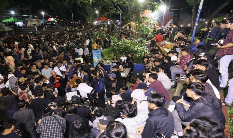 Gubernur Jawa Tengah Ganjar Pranowo, nongkrong dan duduk bareng bersama ribuan anak muda Kota Bandung di Taman Musik, Kecamatan Sumurbandung, Kota Bandung, Jawa Barat (Jabar). 