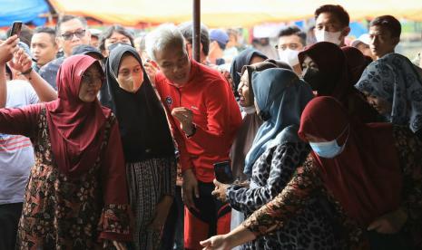  Gubernur Jawa Tengah, Ganjar Pranowo, saat berada di tengah-tengah kegiatan Dapur Sehat Atasi Stunting (Dashat) yang dilaksanakan warga Desa Prampelan, Kecamatan Sayung, Kabupaten Demak, Senin (23/1).